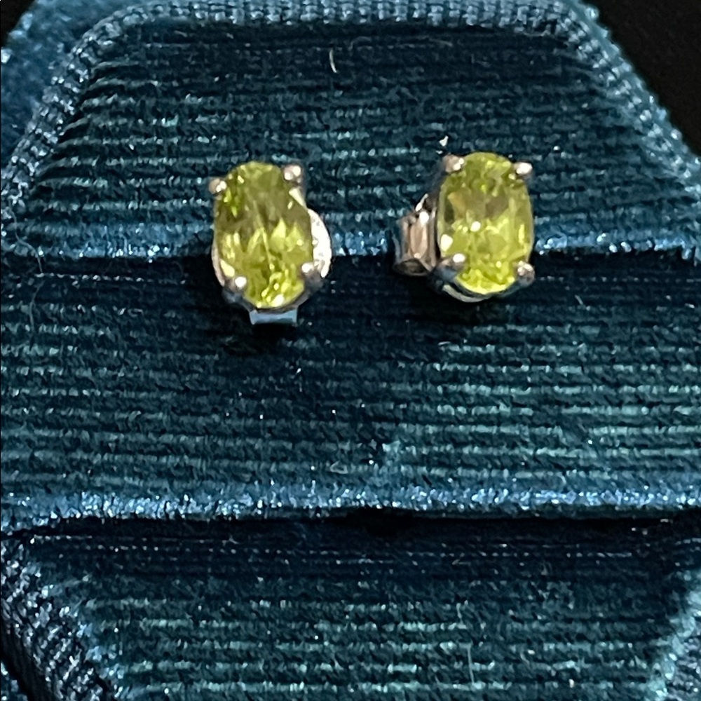 NWT Genuine Natural 1ct Peridot Oval Shape set in 925 Silver Stud Earrings